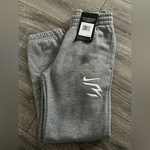 BNWT Boys Nike Gray Sweatpants size 10/12